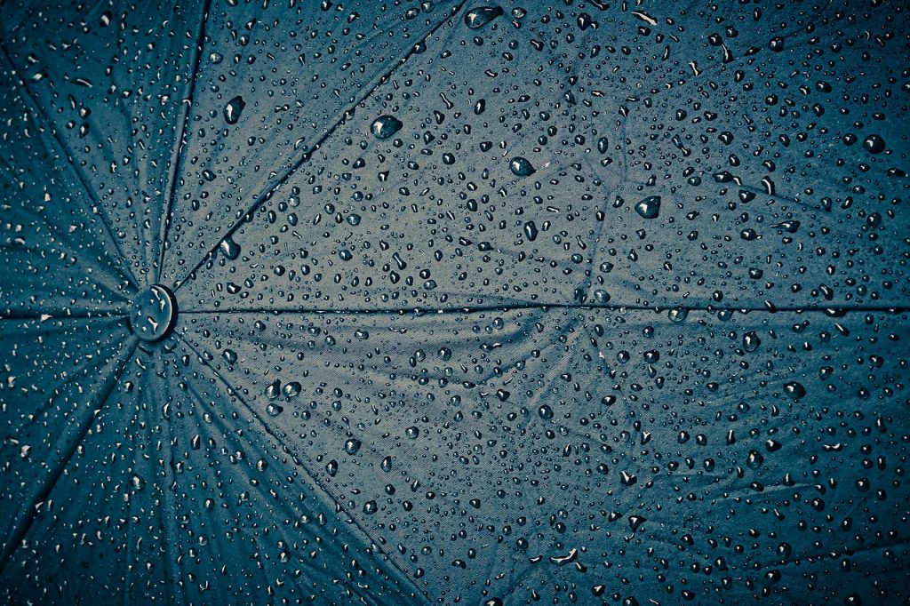 En närbild på ett blått paraply