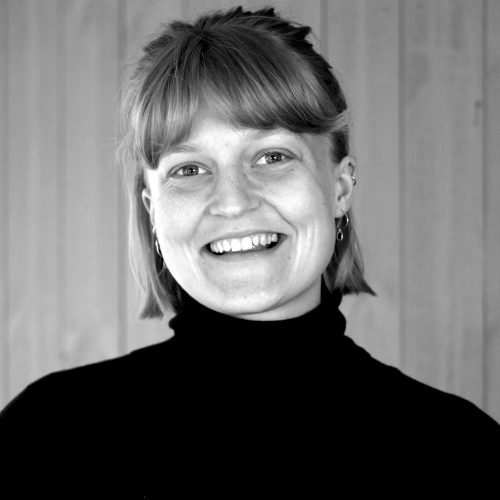 En svart-vit bild på Ebba Almqvist.
